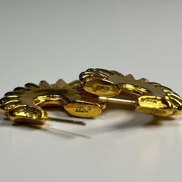 Vintage Heritage Museum Replica Gold Tone Fanned Half Hoop Earring - Picture 4 of 6